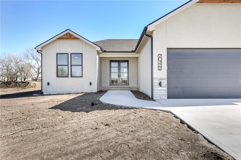 20322 166th St, Basehor, KS 66007