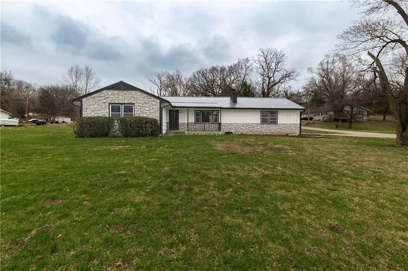 5317 Waukomis Dr, Kansas City, MO 64151