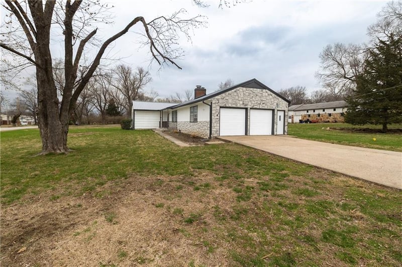 5317 Waukomis Dr, Kansas City, MO 64151