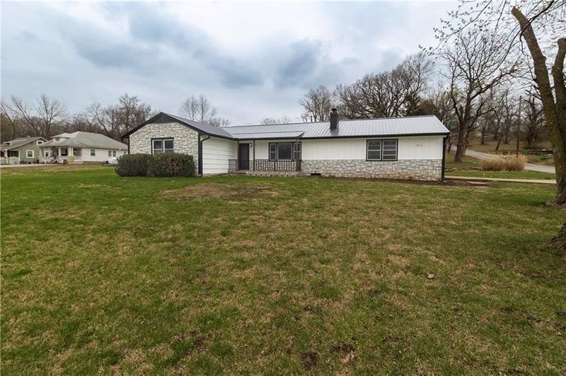 5317 Waukomis Dr, Kansas City, MO 64151