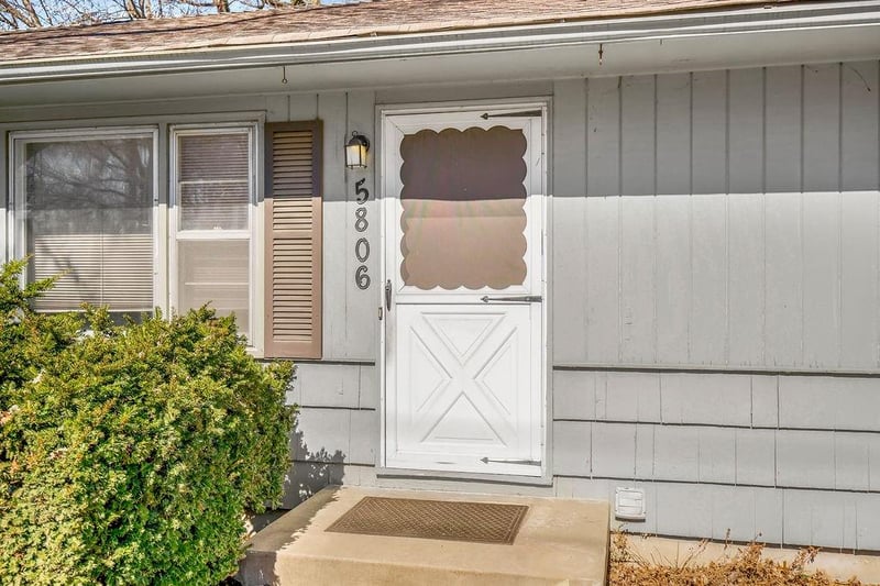 5806 75th St, Prairie Village, KS 66208