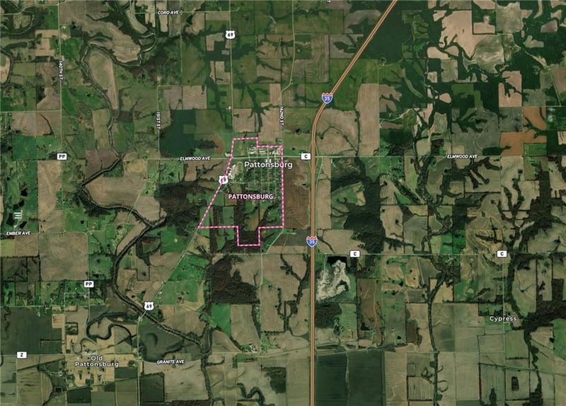 702 Oak St, Pattonsburg, MO 64670