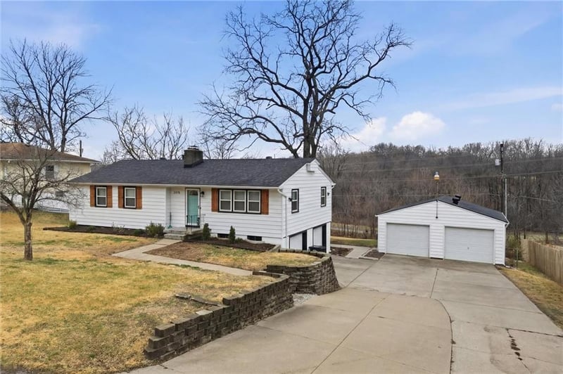 2816 Berry Ln, Independence, MO 64057
