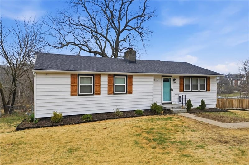 2816 Berry Ln, Independence, MO 64057