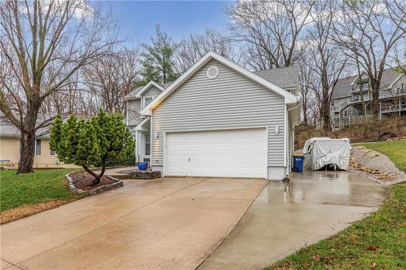 304 Lancelot Dr, Liberty, MO 64068
