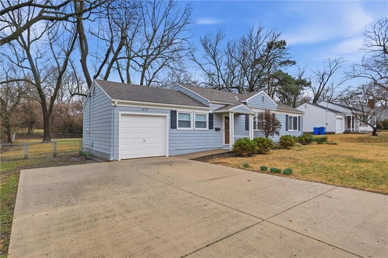 6717 79th St, Overland Park, KS 66204