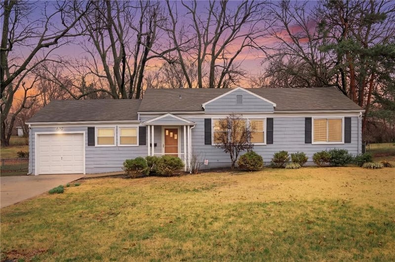 6717 79th St, Overland Park, KS 66204