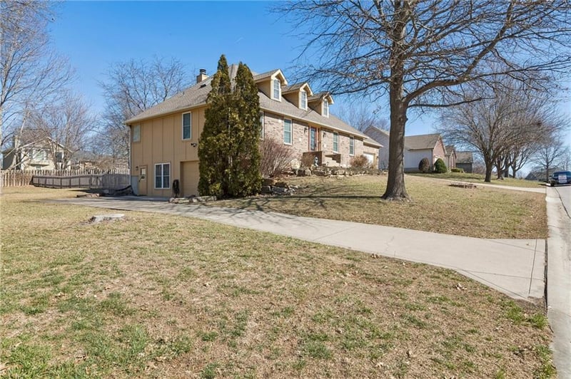 15424 Poplar St, Basehor, KS 66007
