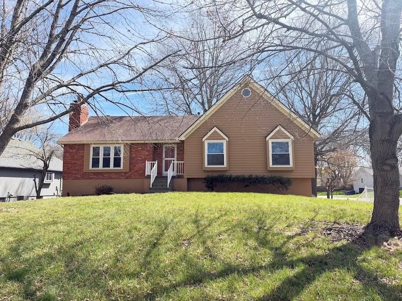 613 Brentwood Dr, Lee's Summit, MO 64063