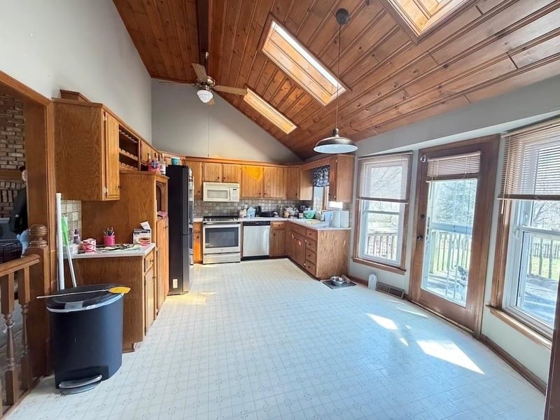 613 Brentwood Dr, Lee's Summit, MO 64063
