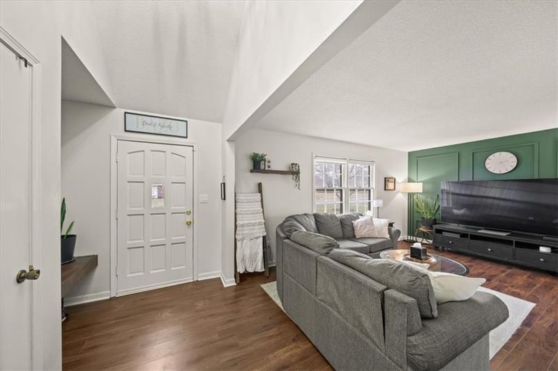 9105 England St, Overland Park, KS 66212