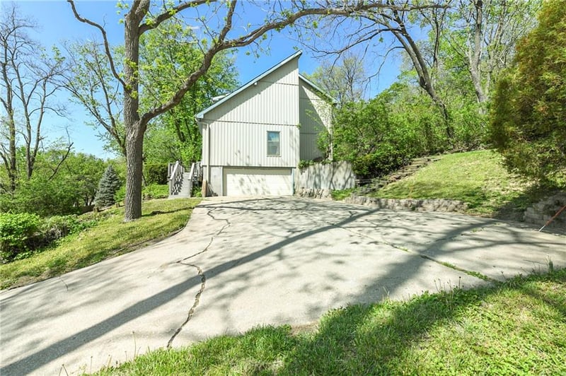 2201 Sunset Ct, Leavenworth, KS 66048