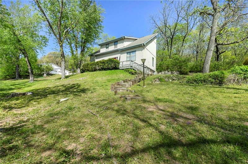 2201 Sunset Ct, Leavenworth, KS 66048