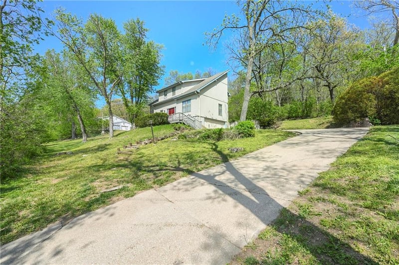 2201 Sunset Ct, Leavenworth, KS 66048