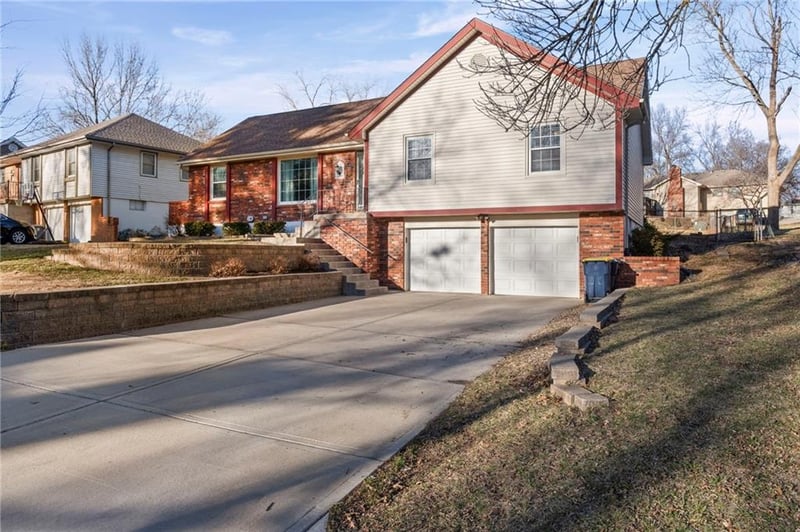 800 96th Ter, Kansas City, MO 64155