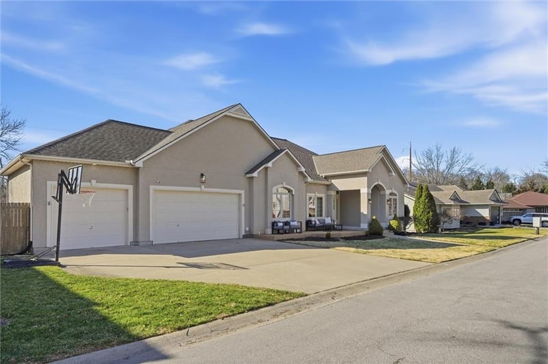 10308 Granada Ln, Overland Park, KS 66207