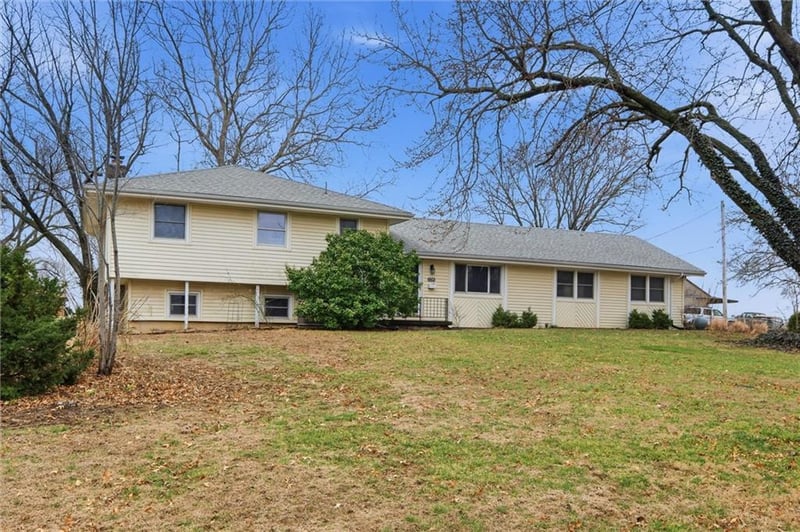 15794 151st St, Bonner Springs, KS 66012