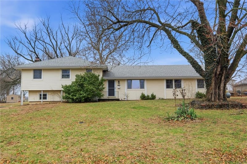 15794 151st St, Bonner Springs, KS 66012