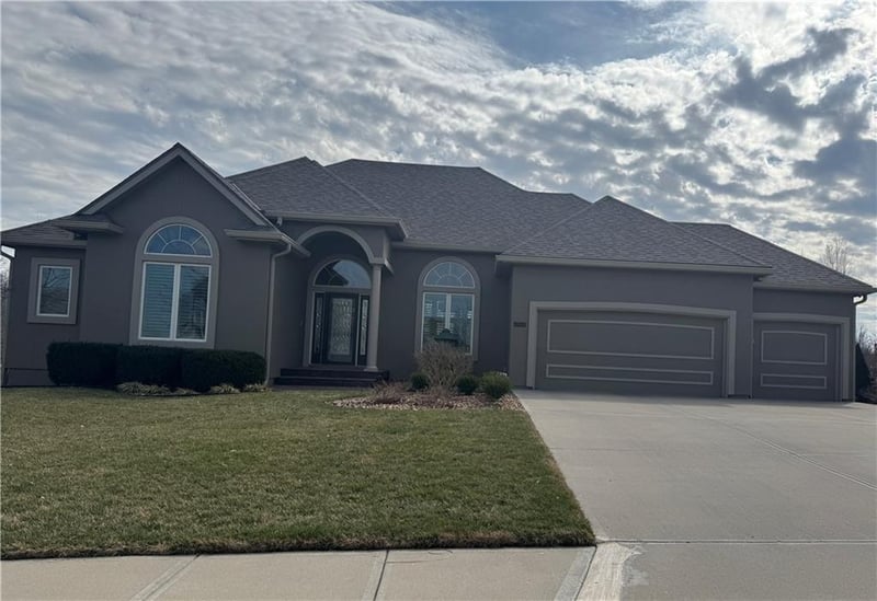 2905 Muir Dr, Lee's Summit, MO 64081