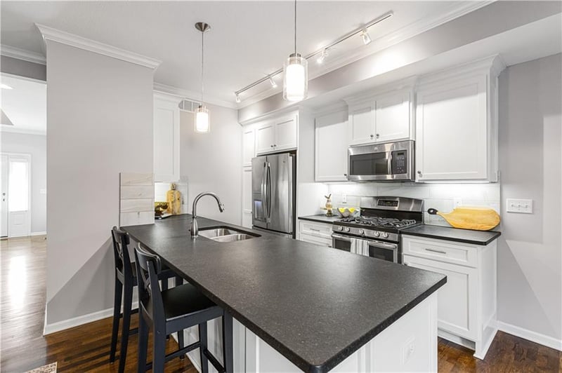 4450 Summit St, Kansas City, MO 64111