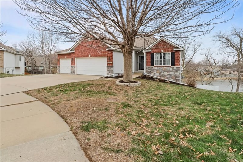 11142 Whispering Ln, Kansas City, KS 66109