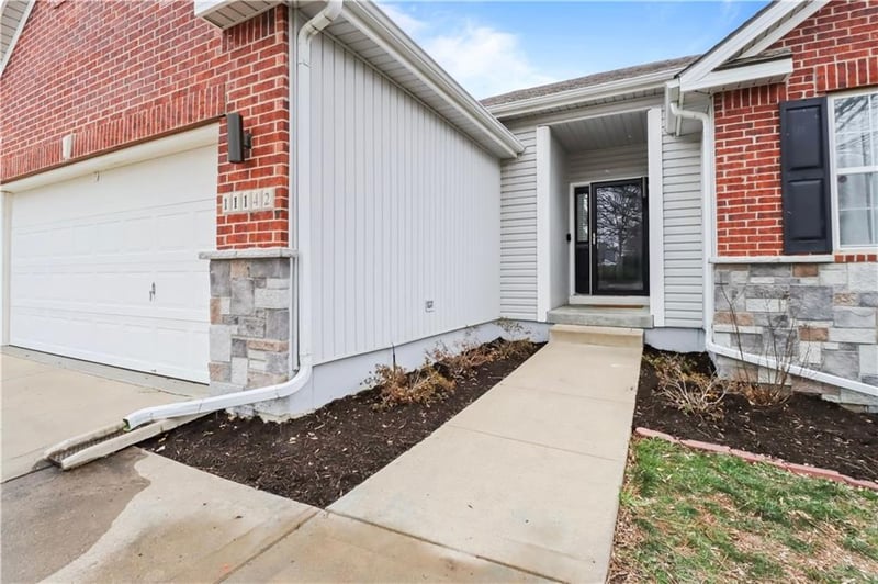 11142 Whispering Ln, Kansas City, KS 66109