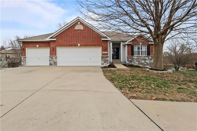 11142 Whispering Ln, Kansas City, KS 66109