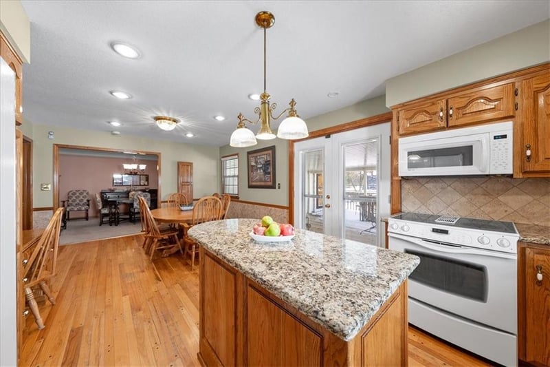 915 85th St, Kansas City, MO 64114