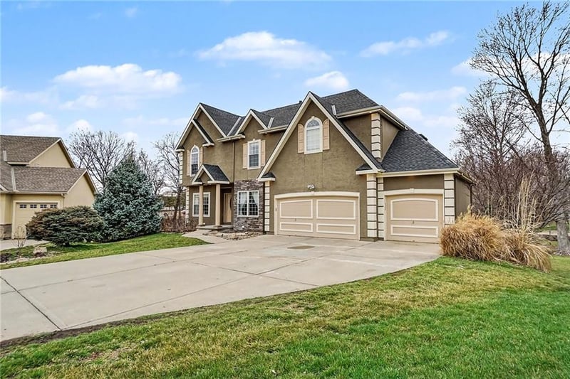 1101 Pebble Beach Dr, Lansing, KS 66043