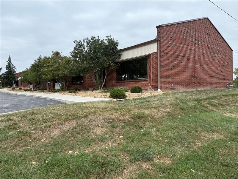 1986 Copper Oaks Cir, Blue Springs, MO 64015