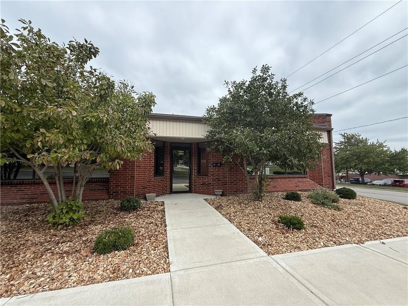 1986 Copper Oaks Cir, Blue Springs, MO 64015
