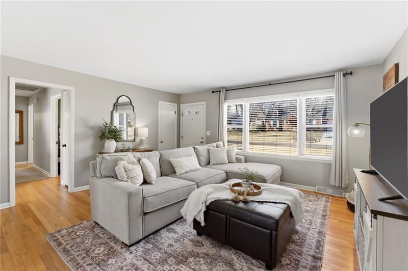 9237 Hemlock St, Overland Park, KS 66212