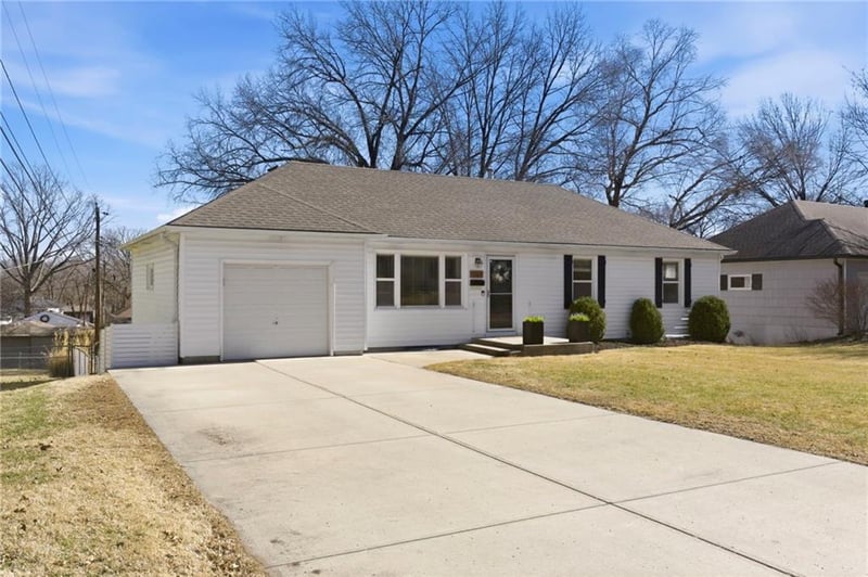 9237 Hemlock St, Overland Park, KS 66212