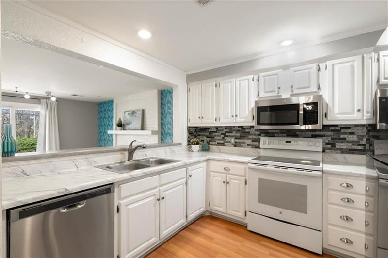 10712 Glenwood St #B, Overland Park, KS 66211