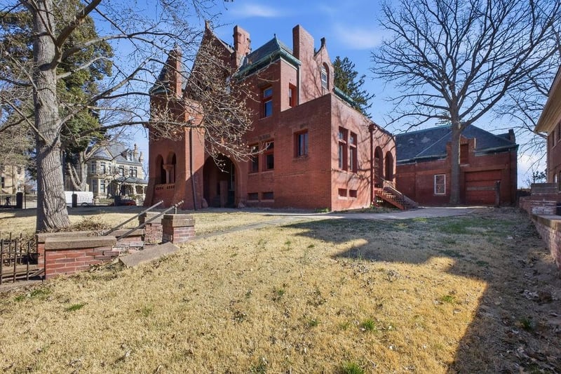 802 Hall St, St Joseph, MO 64501