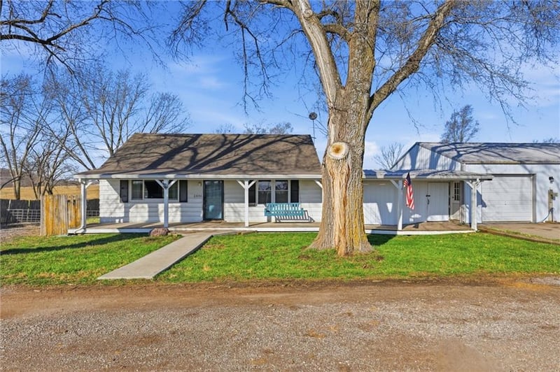 23151 207th St, Tonganoxie, KS 66086