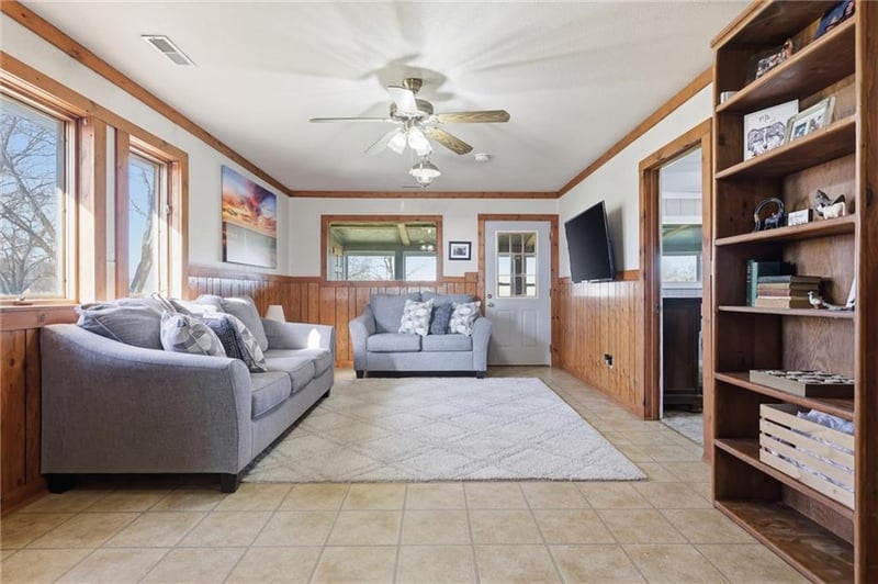 23151 207th St, Tonganoxie, KS 66086