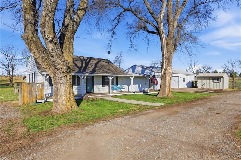 23151 207th St, Tonganoxie, KS 66086