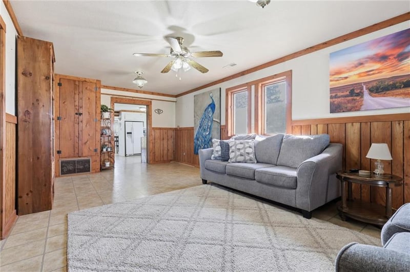 23151 207th St, Tonganoxie, KS 66086