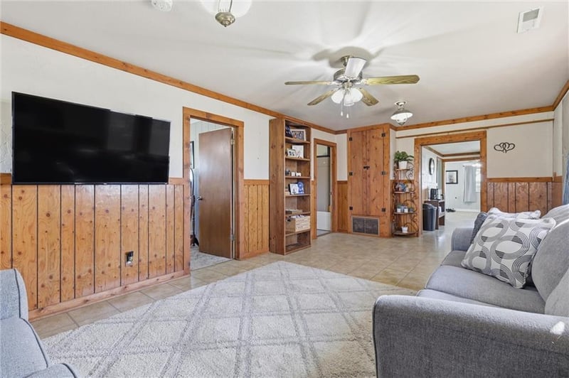 23151 207th St, Tonganoxie, KS 66086