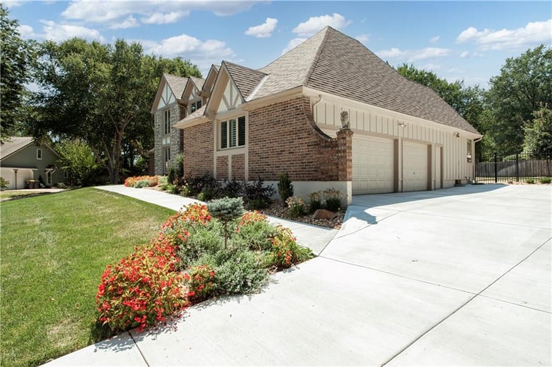 1303 Hawk Creek Dr, Blue Springs, MO 64015