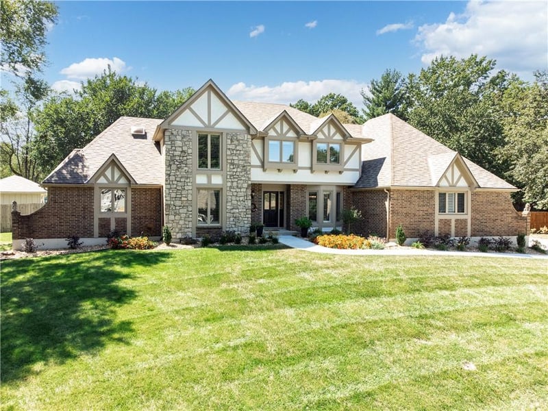 1303 Hawk Creek Dr, Blue Springs, MO 64015