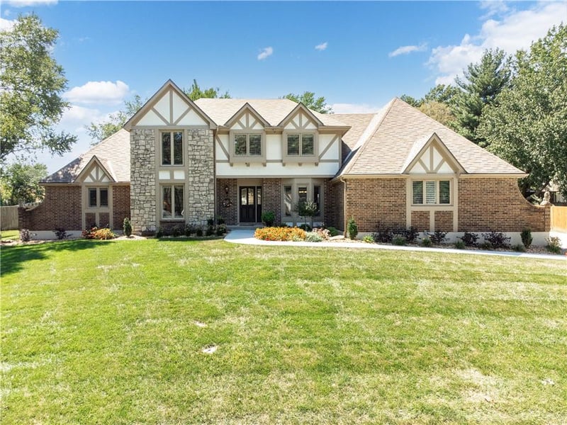 1303 Hawk Creek Dr, Blue Springs, MO 64015