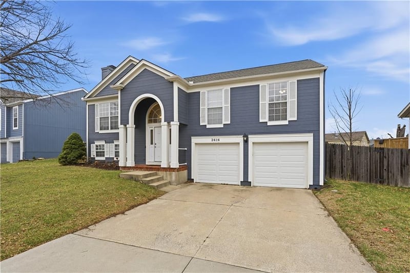2616 Winchester Dr, Lee's Summit, MO 64063