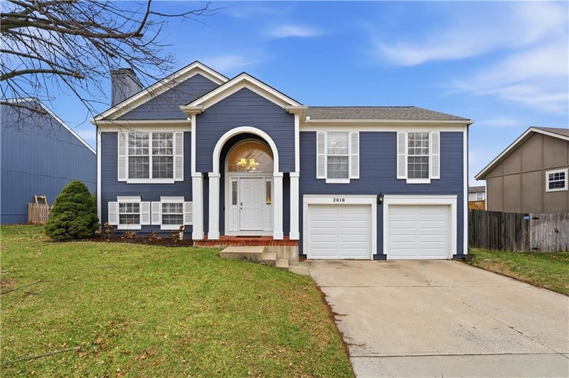 2616 Winchester Dr, Lee's Summit, MO 64063