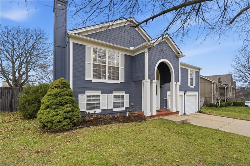 2616 Winchester Dr, Lee's Summit, MO 64063