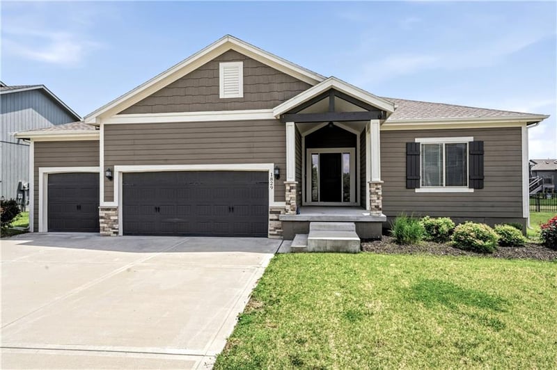 1829 Riley Dr, Lee's Summit, MO 64086