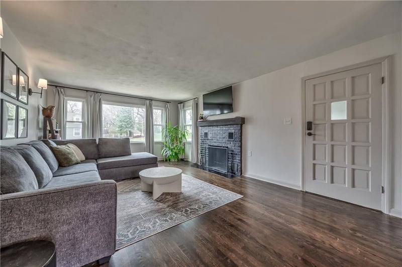 301 82nd St, Kansas City, MO 64118