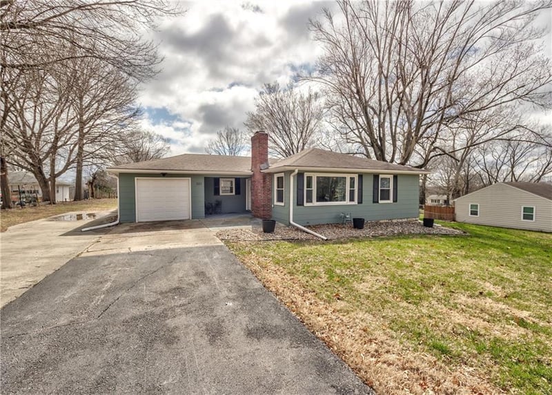 301 82nd St, Kansas City, MO 64118