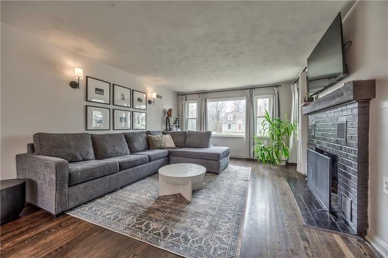 301 82nd St, Kansas City, MO 64118